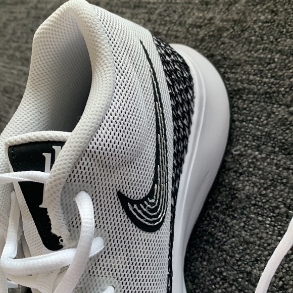 Nike White and Black sneakers - Picture 7 of 14